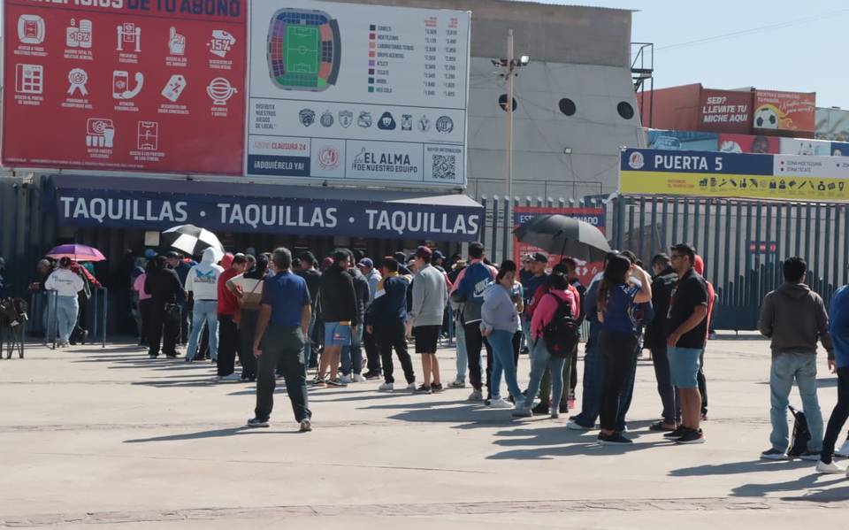 Aficionados en espera por largas filas en el Alfonso Lastras para comprar boletos del partido Atlético de San Luis vs América