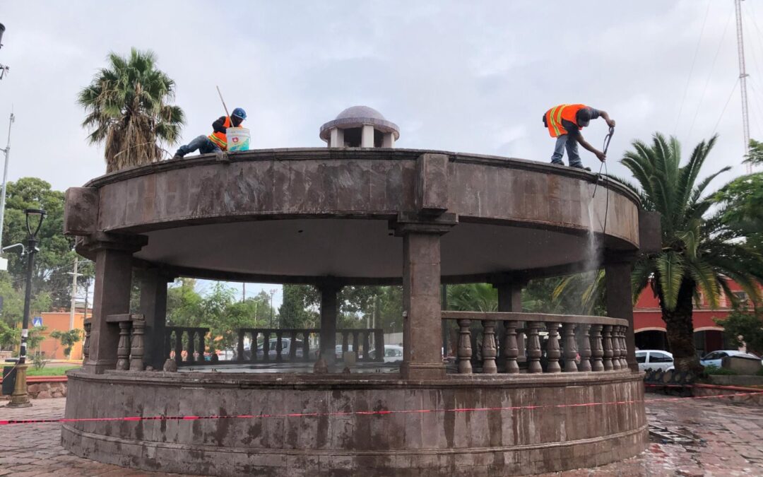 Gobierno de la Capital realiza trabajos de restauración en el quiosco de la plaza principal de La Pila.