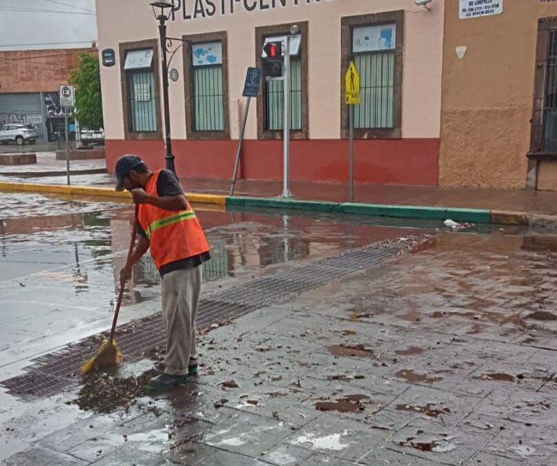 Ayuntamiento de SLP reduce riesgos de inundaciones con limpieza de alcantarillas en avenidas