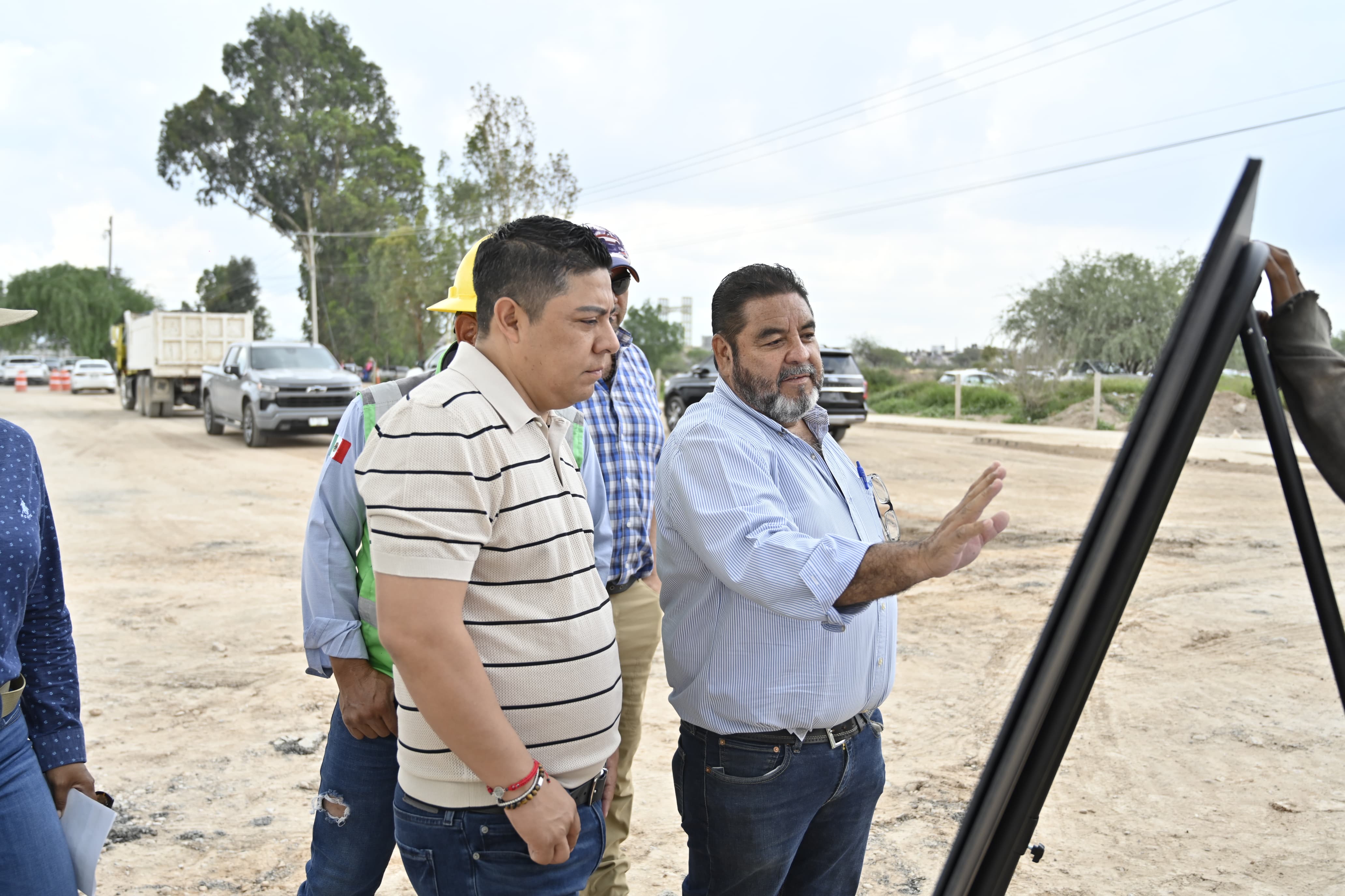 RICARDO GALLARDO SUPERVISA OBRAS DE ACCESO A CLÍNICA 50 DEL IMSS.