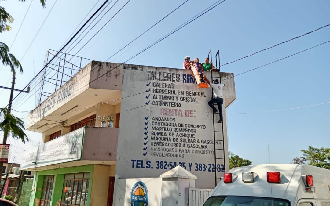 Hombre sufre una descarga eléctrica al pintar edificio