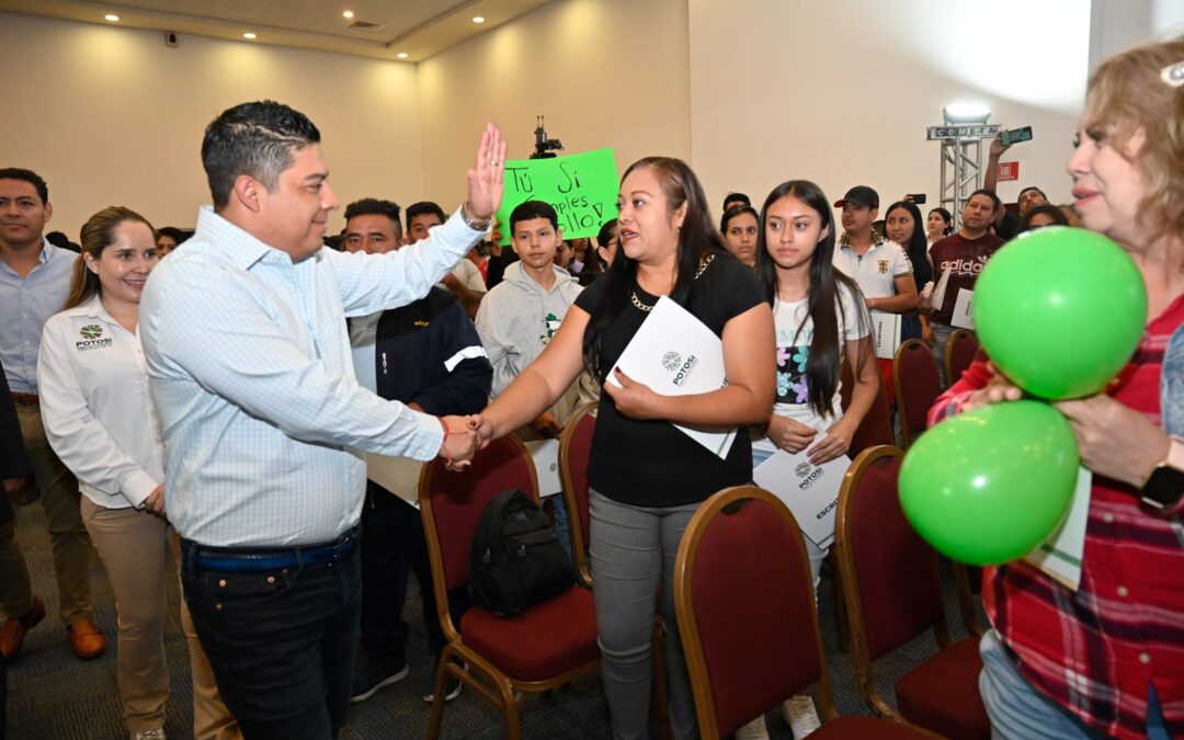 RICARDO GALLARDO BRINDA MÁS APOYO EN CERTEZA JURÍDICA A FAMILIAS POTOSINAS