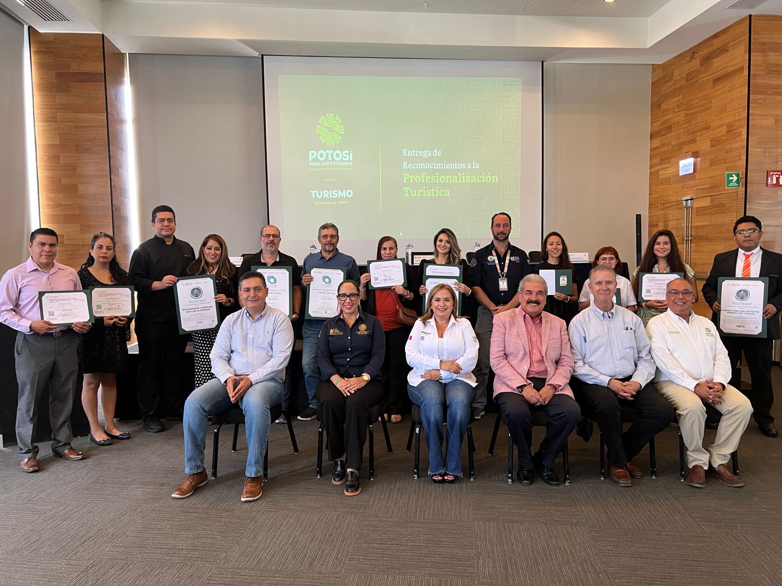 GOBIERNO ESTATAL ENTREGA CERTIFICACIÓN TURÍSTICA A EMPRESAS Y GUÍAS 