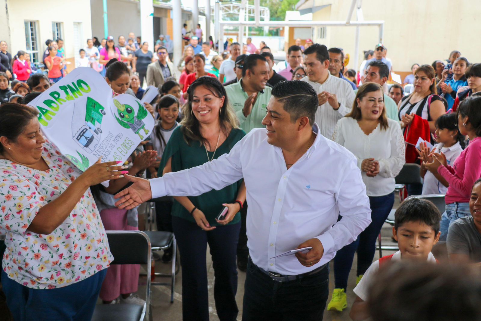 EN LAS FLORES, RICARDO GALLARDO ENTREGA APOYOS ESCOLARES  