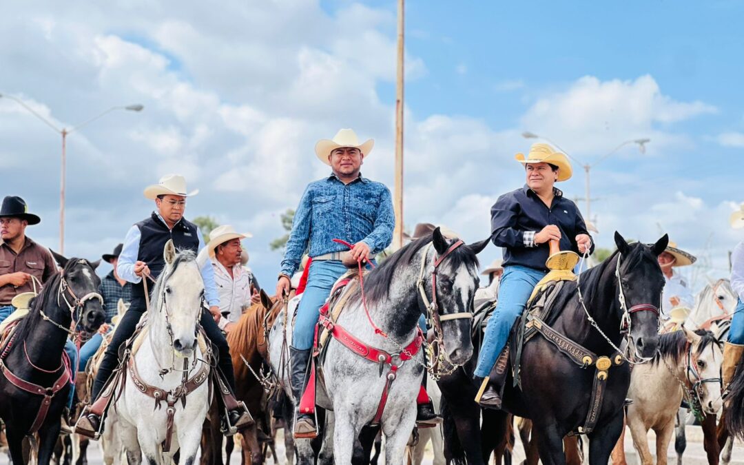 ISMAEL HERNÁNDEZ ENCABEZA CABALGATA EN HONOR A ERICKA BRIONES EN VILLA DE REYES