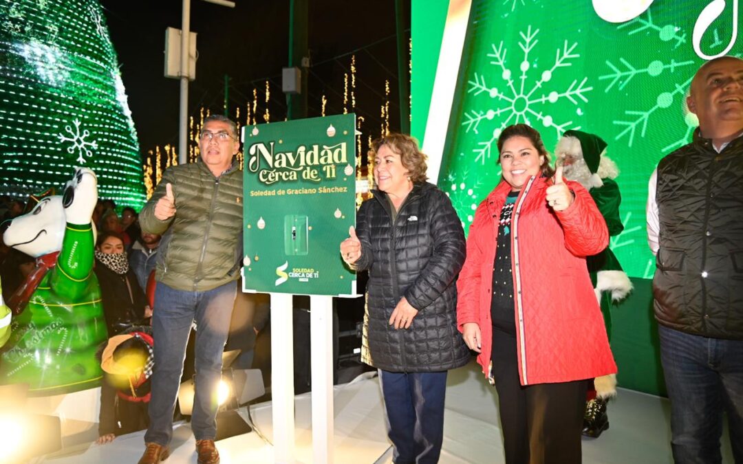 PLAZA PRINCIPAL DE SOLEDAD SE ILUMINA EN VÍSPERA DE LA NAVIDAD; ALCALDE ENCIENDE ÁRBOL MONUMENTAL Y DECORACIÓN