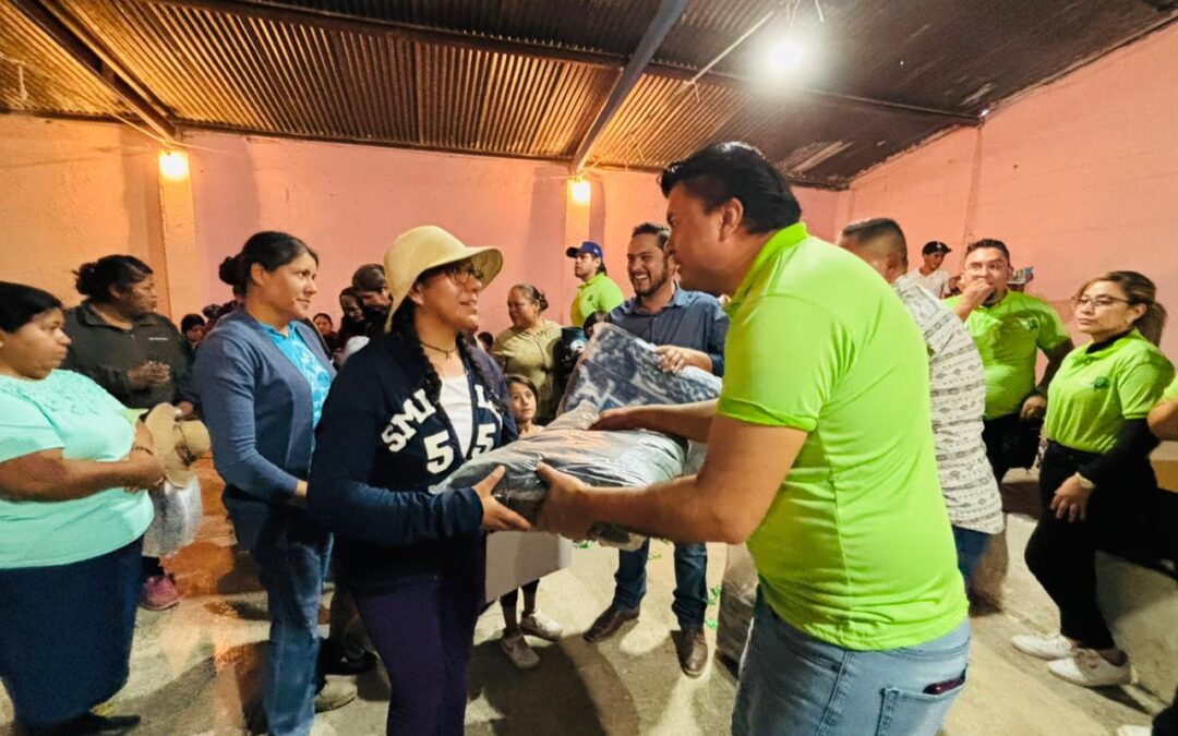 GOBIERNO ESTATAL LLEVA LA NAVIDAD VERDE A SALINAS• Niñas y niños de las comunidades del Conejillo y La Palma recibieron obsequios y disfrutaron con sus familias momentos de alegría y unión