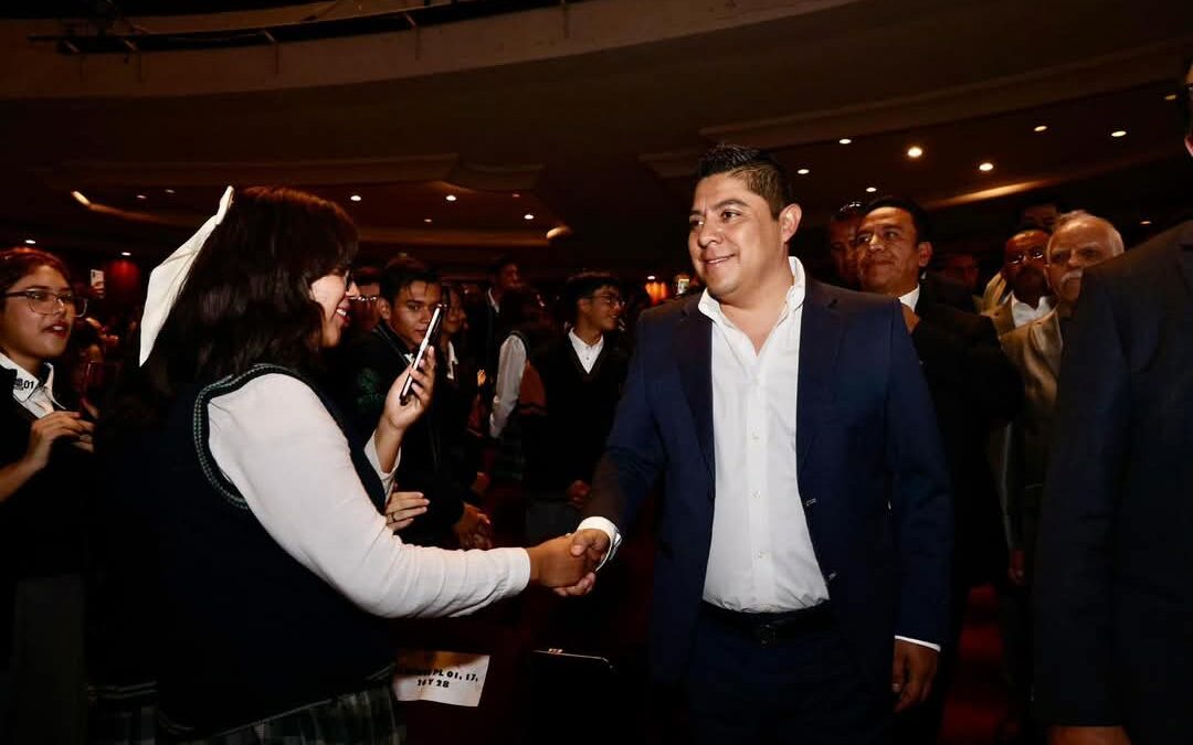 RICARDO GALLARDO OFRECE MÁS APOYO EDUCATIVO A JÓVENES POTOSINOS