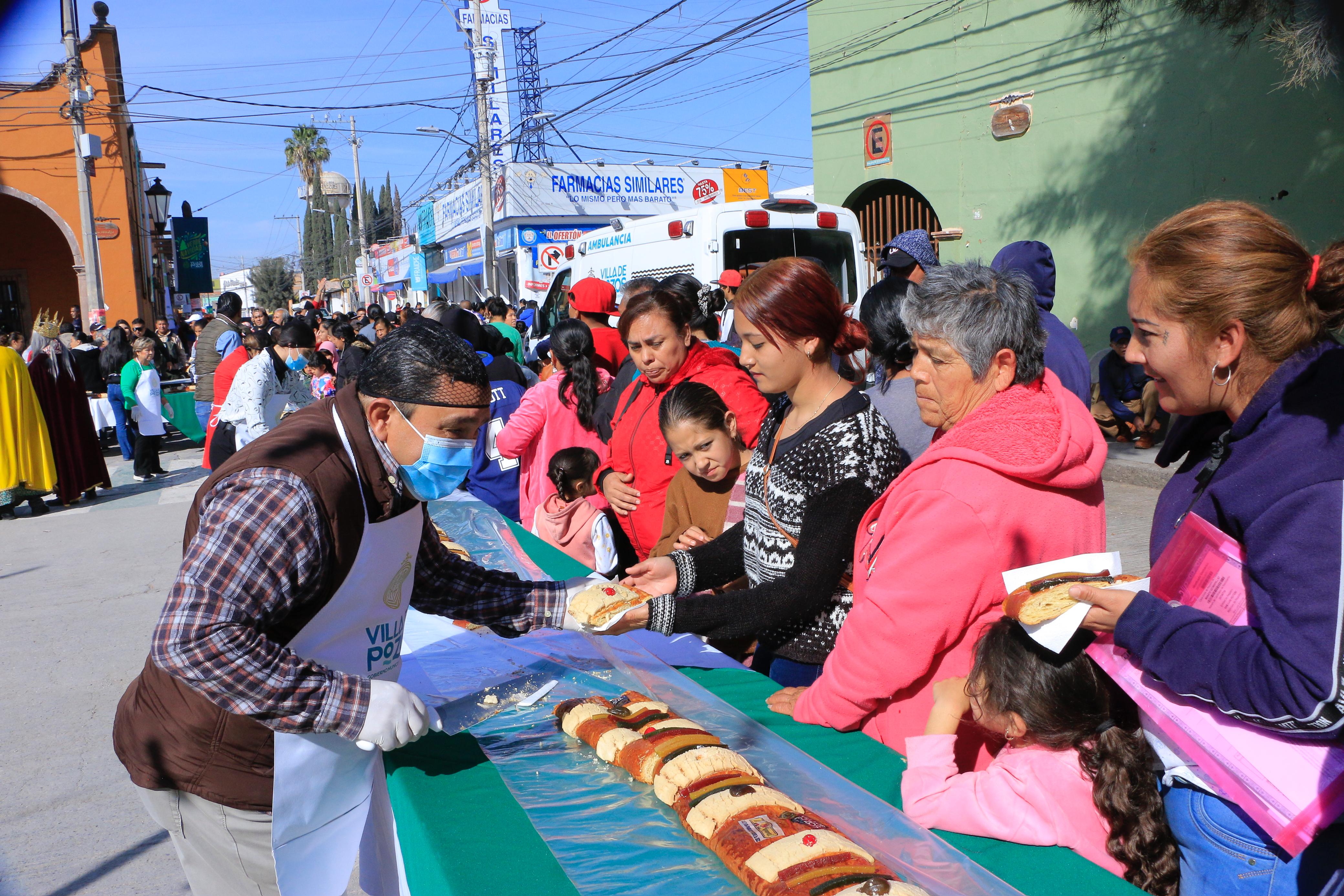 Villa de Pozos Fortalece Tradiciones con la Partida de la Rosca Monumental-Con una Rosca de Reyes de más de 50 metros de longitud cientos de familias disfrutaron de este tradicional manjar.El Concejo municipal de Villa de Pozos vivió una jornada llena de alegría y tradición con la partida de la Monumental Rosca de Reyes de más de 50 metros de longitud, en la plaza principal, que reunió a cientos de familias en la cabecera municipal para celebrar el Día de Reyes y fortalecer las tradiciones que unen a la ciudadania en torno a esta rica costumbre.