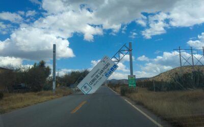 GOBIERNO ESTATAL ATIENDE REPORTES POR RÁFAGAS DE VIENTO• Protección Civil Estatal atendió la caída de un espectacular, tres árboles y un letrero en Cerro de San Pedro