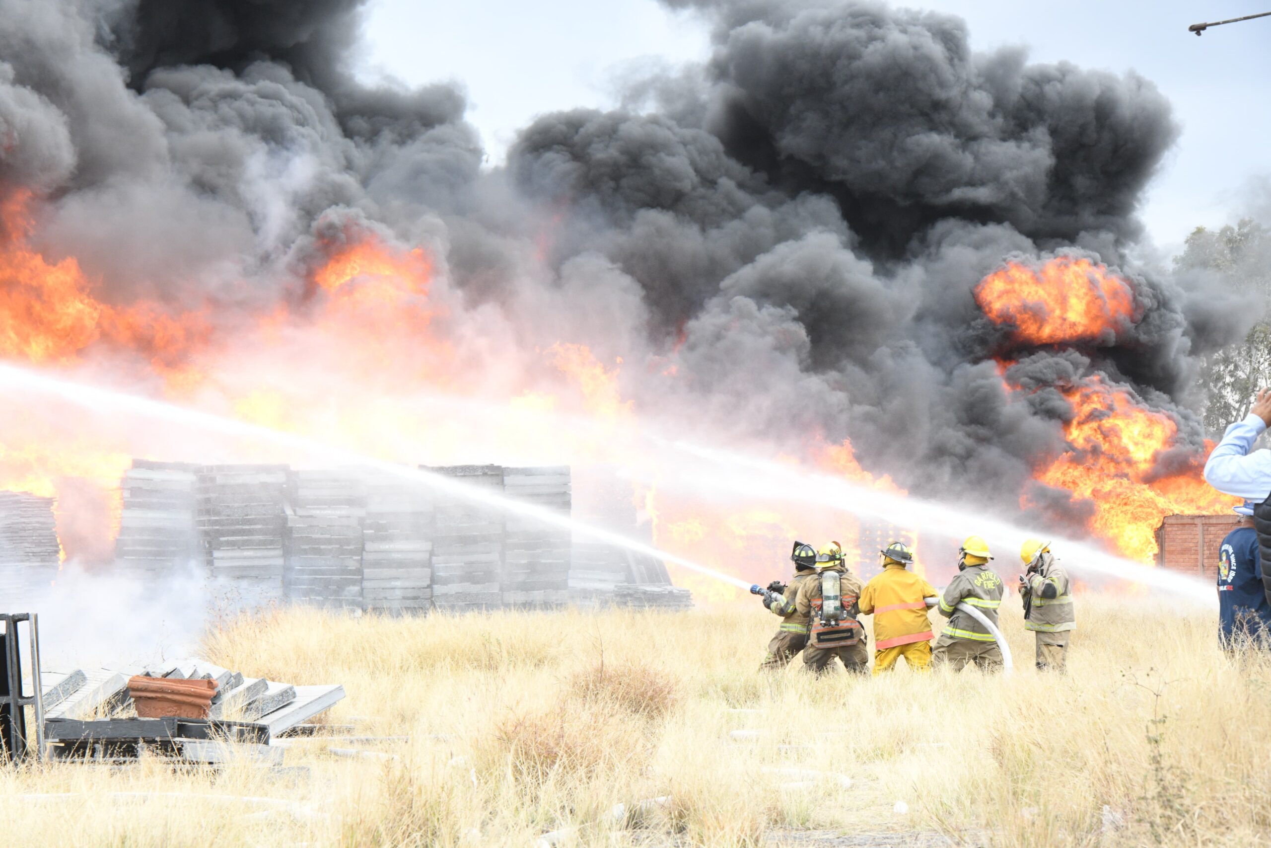 EN ACCIONES COORDINADAS, SOLEDAD DE G. S. APOYA AL COMBATE DE INCENDIO EN AV. VALENTÍN AMADOR