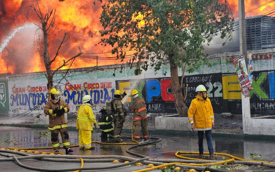 CUERPOS DE EMERGENCIA ATIENDEN INCENDIO DE TARIMERA• La Coordinación Estatal de Protección Civil informó que fueron evacuadas escuelas y viviendas cercanas al siniestro