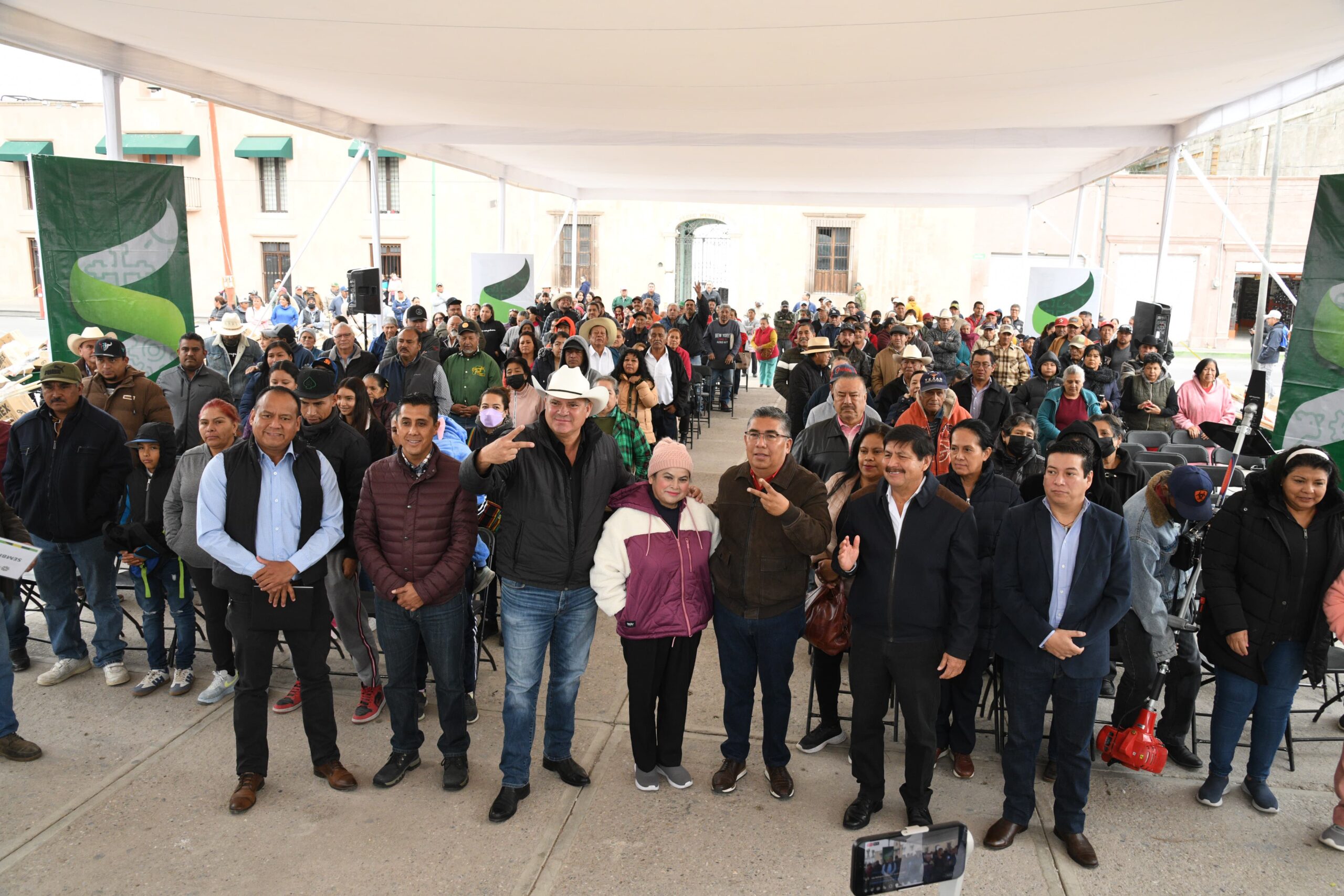 ALCALDE JUAN MANUEL NAVARRO ENTREGA EQUIPAMIENTO Y HERRAMIENTAS AGRÍCOLAS A PRODUCTORES SOLEDENSES