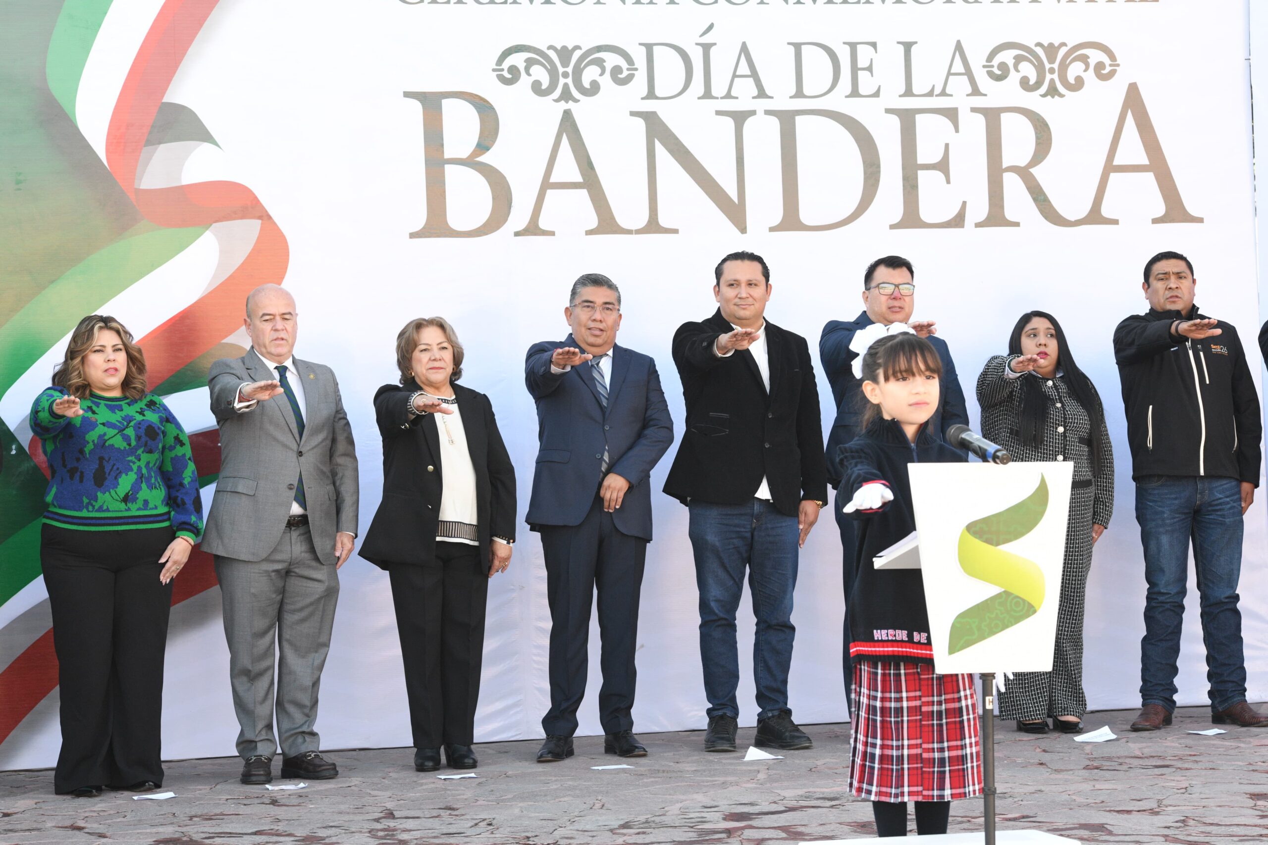 ALCALDE JUAN MANUEL NAVARRO DIRIGE JURAMENTO A LA BANDERA NACIONAL DE CIENTOS DE ESTUDIANTES SOLEDENSES